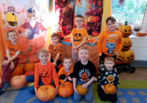 Grupka chłopców pozuje do zdjęcia na tle dekoracji.