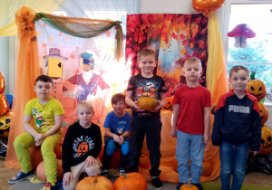 Chłopcy pozują do zdjęcia na tle dekoracji.