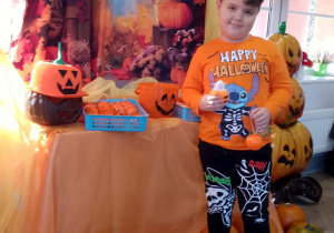 Julek prezentuje otrzymane upominki z okazji Dnia Dyni.