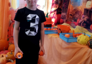 Bruno stoi z otrzymanymi upominkami.