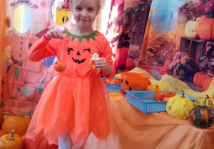 Nikola prezentuje otrzymane upominki z okazji Dnia Dyni.