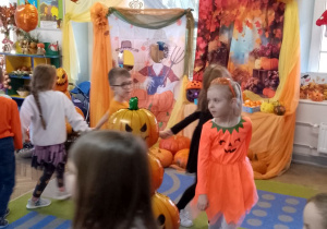 Dzieci podczas zabawy tanecznej. Dziewczynka prowadzi "węża".