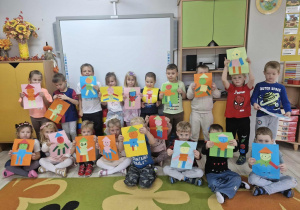 Dzieci z grupy "Biedronek" prezentują wykonaną pracę plastyczno-matematyczną: pajacyka z figur geometrycznych