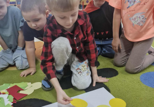 Olek układa ciągi rytmów z figur geometrycznych.