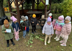 Dzieci pozują do zdjęcia podczas gry terenowej na świeżym powietrzu.