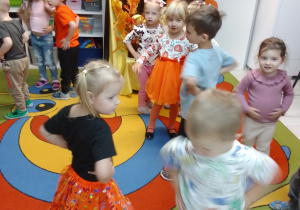 Maluchy podczas zabawy muzycznej w parach.