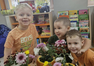 Karol, Szymon i Marcel tworzą swoje jesienne kompozycje