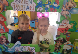 Nikola i Hubert pozują do zdjęcia w bajkowej fotoramce.