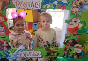 Amanda i Fabian pozują do zdjęcia w bajkowej fotoramce.