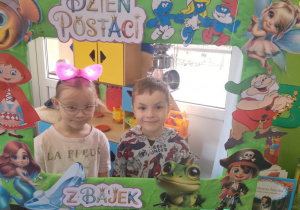 Zuzia i Bartek pozują do zdjęcia w bajkowej fotoramce.