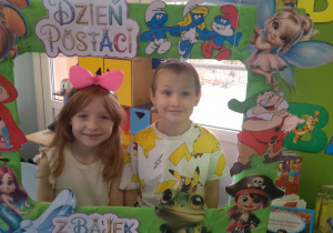 Emma i Antek pozują do zdjęcia w bajkowej fotoramce.