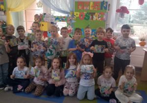 Zdjęcie grupowe dzieci z wykonanymi pracami.