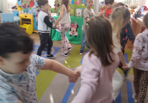 Zabawa taneczna przy muzyce w kółeczkach.