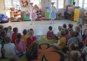 Dzieci oglądają taniec w wykonaniu dwóch tancerek.