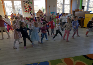 Dziewczynki ze wszystkich grup wykonują "Taniec lalek" przy muzyce.