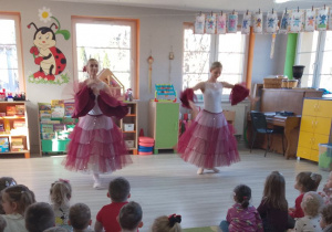 Tancerki prezentują taniec hiszpański z "Dziadka do orzechów".