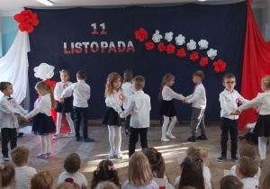 Dzieci w małych kółeczkach tańczą kolejną figurę Poloneza.