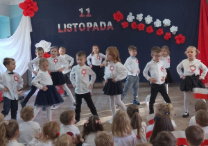 Dzieci kołyszą się na boki i śpiewają o Kujawiaku.