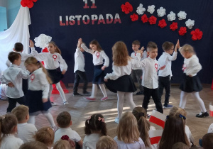 Dzieci w parach prezentują kolejną figurę Kujawiaka. W tle dekoracja.