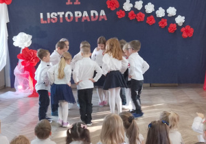 Dzieci tańczą Oberka - trzymając się pod boki wchodzą drobnymi krokami do koła.