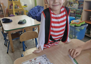 Oluś pokazuje ułożony z 10 elementów obrazek przedstawiający Króla Kier.