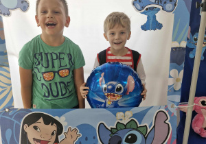 Franek i Olek pozują przy foto - budce ze Stichem.