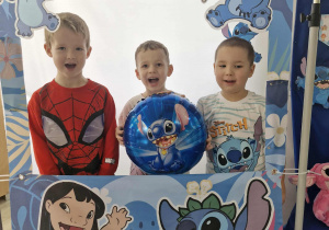 Julek, Marcel i Szymek pozują przy foto - budce.