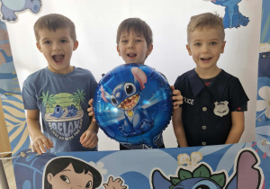 Staś, Wojtuś i Ignaś pozują do zdjęcia przy foto - budce.