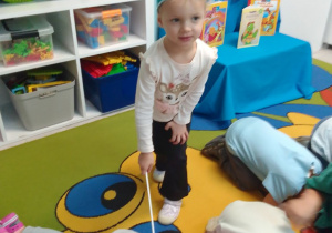 Kornelia w czapce wróżki i z różdżką w ręku „budzi” dzieci.