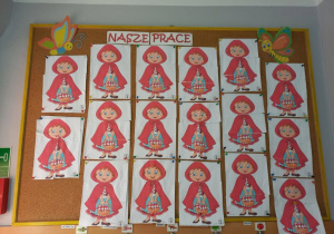 Na tablicy powieszone są prace dzieci - "Czerwony Kapturek".