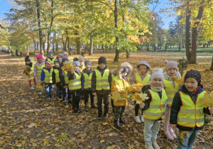 Dzieci podczas jesiennego spaceru w parku