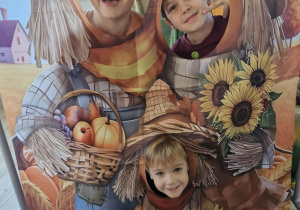 Franek, Wojtuś Z. i Ignaś pozują do zdjęcia przy foto – budce