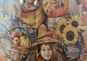 Oliwia Ko., Ola i Nadia pozują przy dyniowej foto – budce