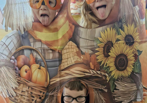 Marcel, Weronika i Antoś pozują do zdjęcia przy foto – budce. Marcel i Weronika pokazują język do zdjęcia