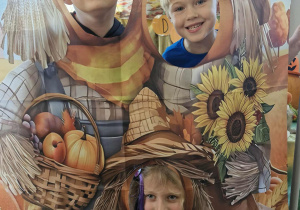 Nikodem, Wojtuś K. i Lila pozują przy dyniowej foto – budce