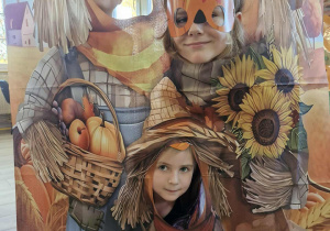 Julek, Weronika i Oliwka Kr. pozują do zdjęcia przy foto – budce