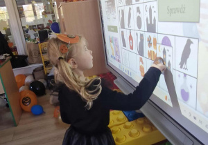 Alicja rozwiązuje quiz na tablicy multimedialnej