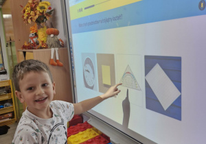 Franek rozwiązuje quiz na tablicy multimedialnej.