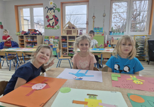 Maja, Liliana i Nadia tworzą swoje prace matematyczno-plastyczne.