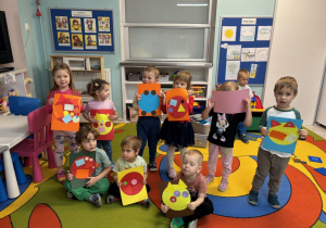 Dzieci pozują ze swoimi pracami.