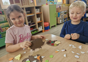 Klara i Karolek tworzą swojego jeża z gotowych elementów.