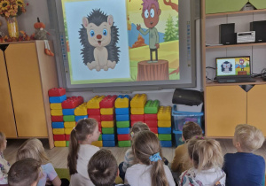 Dzieci oglądają film edukacyjny.