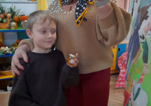 Pani Agata i Hubert prezentują słoiczki z miodem z pasieki Pani Agaty.