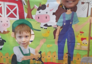 Adaś i Pani Agata pozują do zdjęcia w fotobudce.