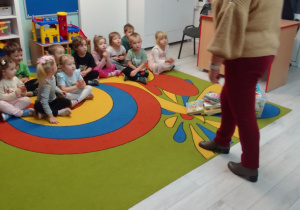 "Pszczółki" siedzą na dywanie i słuchają Pani Agaty.