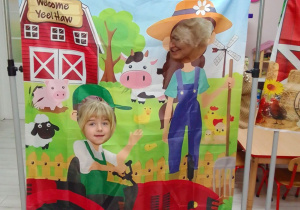 Emilia i Pani Agata pozują w fotobudce.