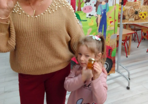 Pani Agata i Kornelia prezentują słoiczki z miodem z pasieki Pani Agaty.