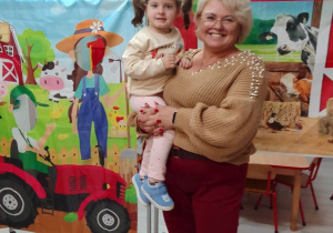 Hania i Pani Agata na tle dekoracji pozują do zdjęcia.