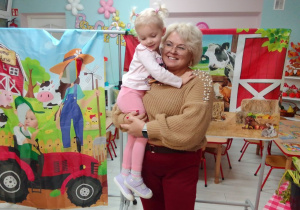 Kornelia i Pani Agata pozują do zdjęcia, z tyłu dekoracja.