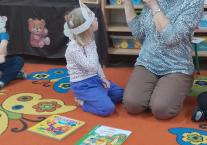 Pani Grażynka pokazuje dzieciom książeczki o misiach.